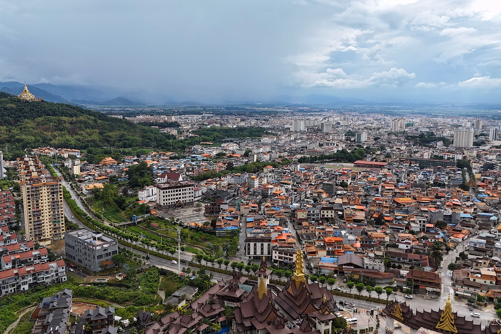 Mangshi skyline